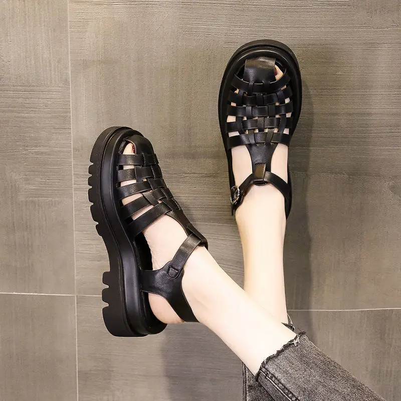 Baotou Sandalet kadın 2021 Yeni Yaz Platformu platform ayakkabılar Öğrenciler Rahat ve Çok Yönlü İçi Boş Dokuma Roma Ayakkabı Dokuma