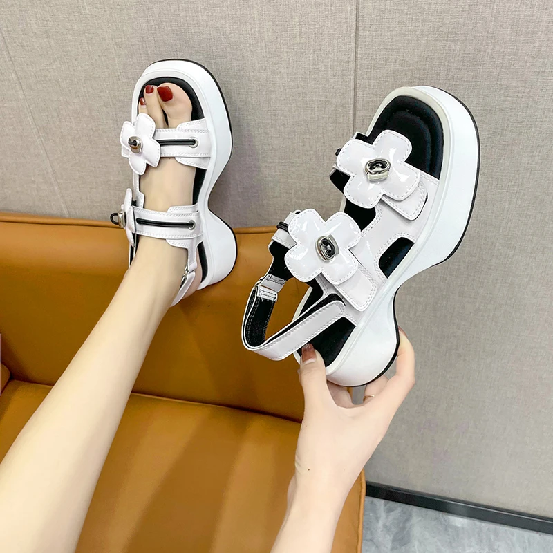 Bej Topuklu Sandalet Muffin ayakkabı 2022 Summe Ayakkabı Takunya Kama Siyah Düz Orta Süet Moda Yeni Kızlar Platformu