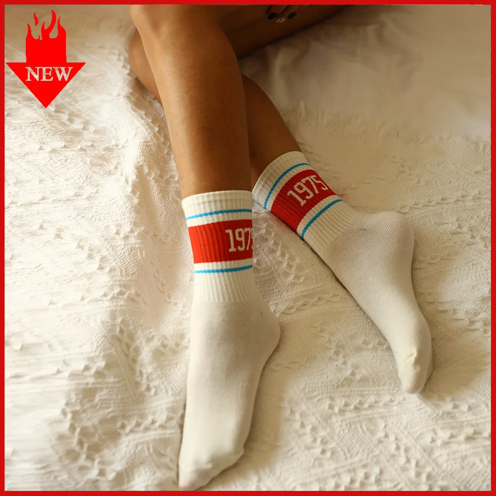 Kadın Moda Mektubu Desenli Çorap Konfor spor çorapları Koşu Spor Uzun Çorap Kadın Pamuk Streetwear Numaraları Çorap