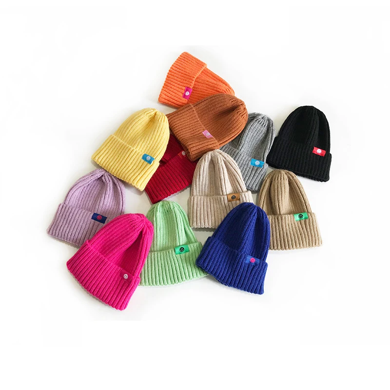 Yeni Kış Sıcak Örme bere şapkalar Kız Erkek Çocuklar İçin Pamuk Düz Renk Yetişkin Şapka Sonbahar Kış Küçük Etiket Gülen Yüz Şapka