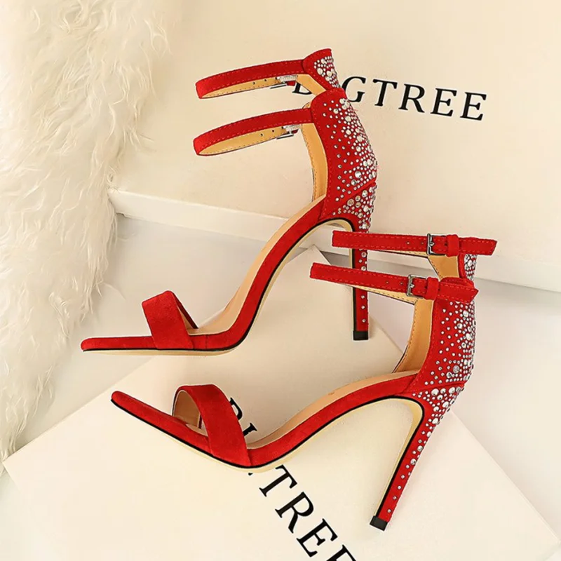Ziyafet kadın ayakkabısı 2021 yaz yeni elmas bir çizgi çift pin toka ile çok yönlü net kırmızı ince yüksek topuklu sandalet